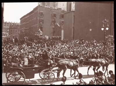 Vista de la Multitud y un Carruaje Tirado por Caballos en el Desfile de Dewey en la Quinta Avenida, Nueva York, 1899 de Byron Company